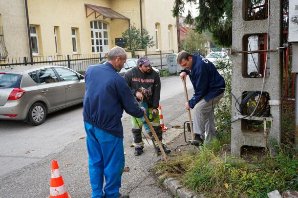 Az ÓVI szakemberei lyukat ásnak a behajtani tilos táblának.