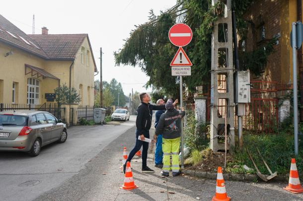 Dr. Csuzda Gábor területi képviselő segít az ÓVI munkatársainak egyenesen beállítani a táblákat.