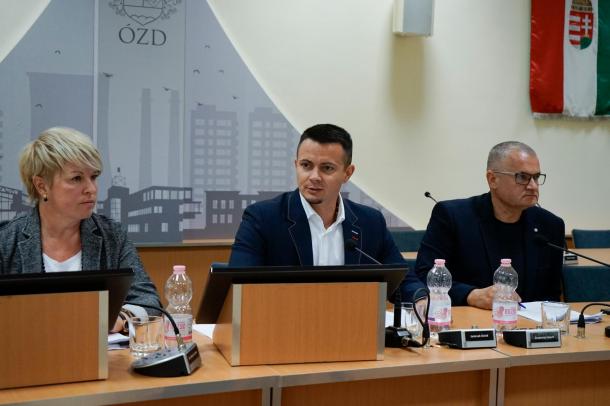 Dr. Sztronga Eszter, Janiczak Dávid és Angyal Béla az Egészségügyi és Szociális Bizottság ülésén.
