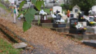 Meghosszabbított nyitvatartással várják a megemlékezőket a temetőkben.