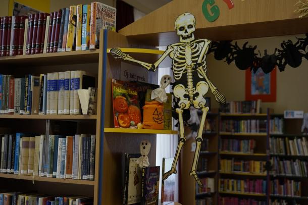 Nagy csontváz dekoráció a könyvtárban.