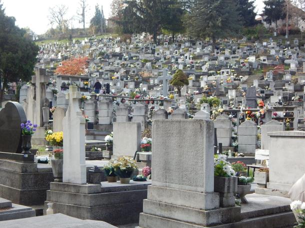 A sírhelyek megváltására, valamint hosszabbítására hívja fel a lakosság figyelmét az Ózdinvest Kft. A Gyári temetőben például ezernyolcszáz sírhely érintett a hatezerből, amelyiknek a rendelkezési joga le van járva.