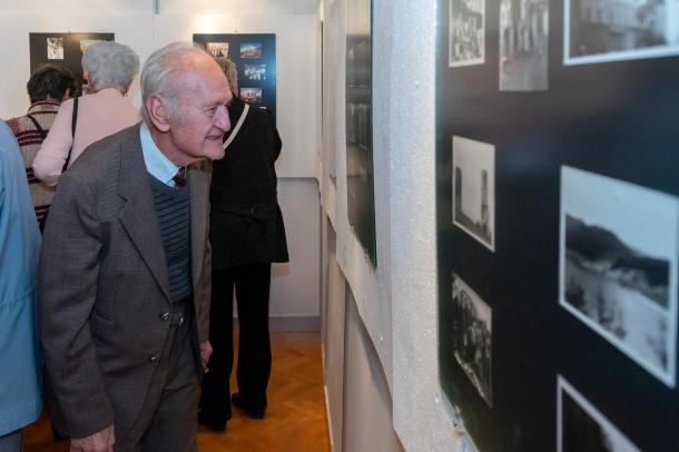 Wenzel Péter az Ózdi Természetbarátok Körének vezetője a kiállítás képeit nézi.