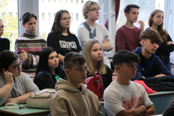 A diákok figyelmesen hallgatják a Debreceni Egyetem előadását.