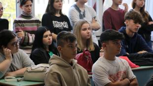 A diákok figyelmesen hallgatják a Debreceni Egyetem előadását.