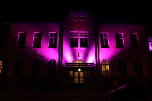 A lila fényben pompázó ÓMÉK-Olvasó épülete.