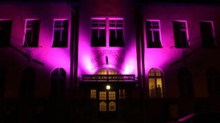 A lila fényben pompázó ÓMÉK-Olvasó épülete.