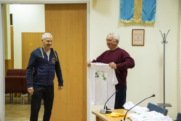 Kormos József a klub tiszteletbeli elnöke is büszkén mutatja a pólót.