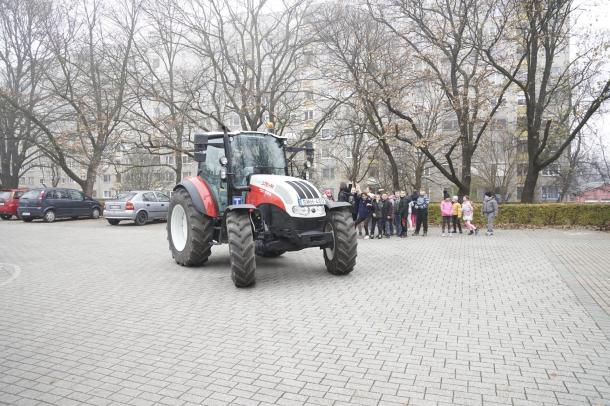 A Nemzeti Agrárgazdasági Kamara traktorába be is ülhettek a gyerekek.