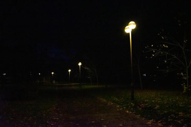 Az Ifjúsági Park lámpafényben.