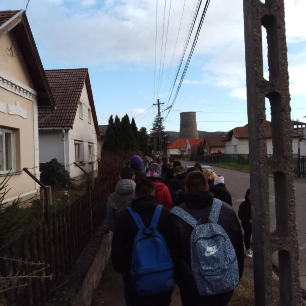 A Kultúrtúra keretében a Drótos-tető felé sétálnak a diákok.