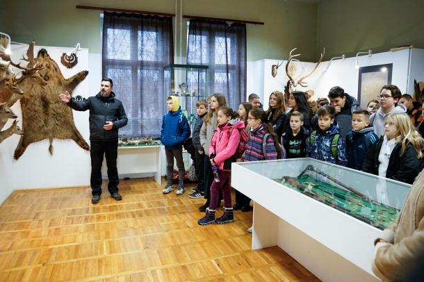 Farkas Péter Barnabás múzeumi ágazatvezető a Vadászati Kiállítást mutatja be a diákoknak.