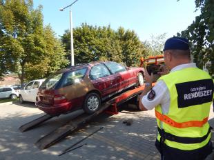 Az Ózd Városi Rendészet munkatársai elszállíttatták a több hónapja ott álló autót a Vasvár út egyik parkolójából.