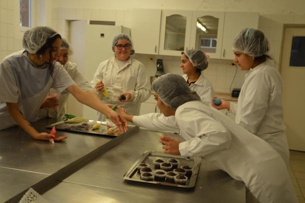 Cukrász tanulók készítik az édességeket.