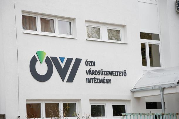 Fokep_Az ÓVI logója az épület oldalán.