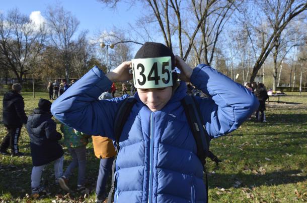 Az egyik fiú a fejére teszi a számháborúhoz szükséges laminált táblát.