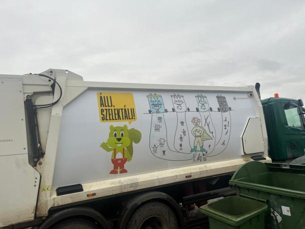 Rédai Flórián alkotása a hulladékszállító teherautó oldalán.