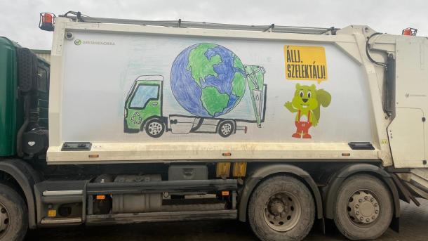 Sipos Zalán rajza a hulladékszállító teherautó oldalán.