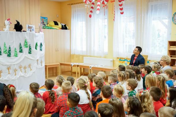 Az Ózdi Városi Óvodák Nemzetőr úti Tagóvodájában egy bábjátékot is megtekinthettek a gyerekek, amely a nyuszikáról szólt, aki megtalálta a Mikulás kesztyűjét az erdőben.