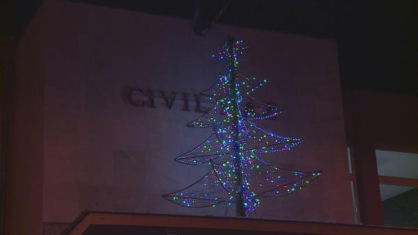 Világító karácsonyfa a Civil Ház bejáratán.