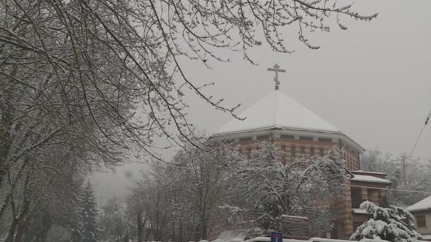 A görögkatolikus templomot is belepte a hó.