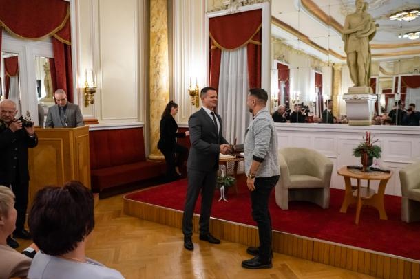 Janiczak Dávid polgármester átadja a kitüntetést Majoros Péter Majkának.