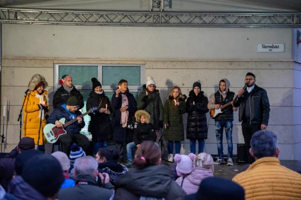 A Sajóvárkonyi Általános Iskola tanárai és diákjai énekeltek a színpadon.