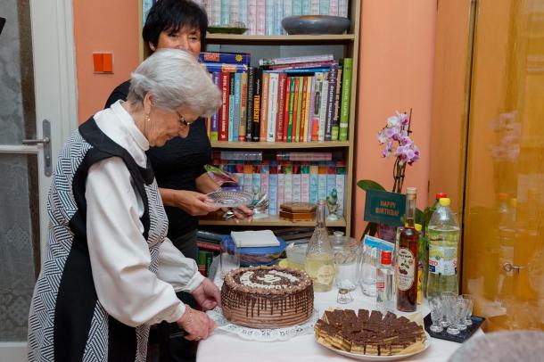 A születésnapi tortát az ünnepelt vágta fel.