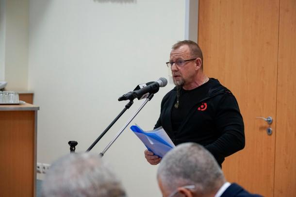 Gyuricska István beszél a közmeghallgatáson.
