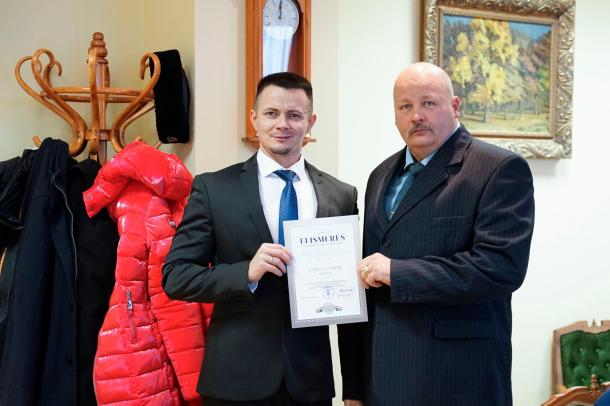 Janiczak Dávid polgármester átadja az elismerést Varga Gábornak.