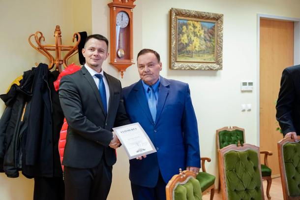 Kozák János is átvette a kitüntetést Janiczak Dávid polgármestertől.