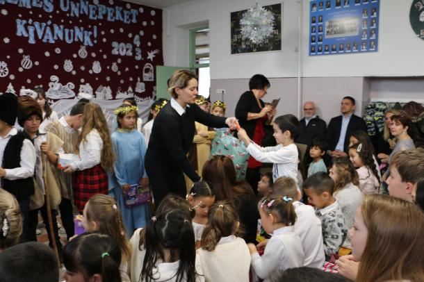 A Magyar Református Szeretetszolgálat Alapítványának jóvoltából ajándékot is kaptak a gyerekek.