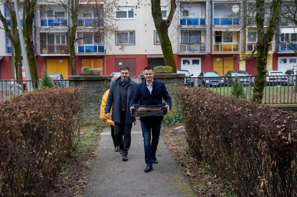 Janiczak Dávid polgármester és Farkas Péter Barnabás területi képviselő süteményt hoz az otthon lakóinak.