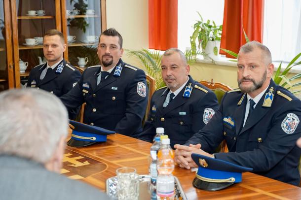 A Városháza jegyzői tárgyalójában ültek egy asztalhoz az Ózdi Rendőrkapitányság munkatársai.
