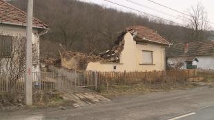 December 25-én ehhez a Csépányi úton található ingatlanhoz riasztották a tűzoltókat, ahol teljesen összeomlott a ház fala.