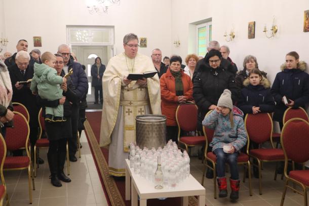 Bodnár Dániel görögkatolikus parókus a vízszentelés szertartását végzi.