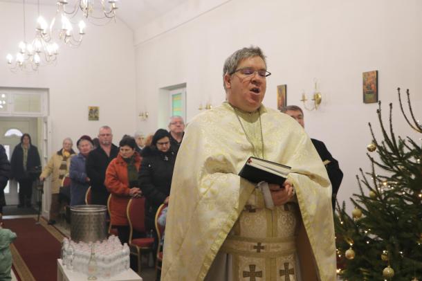 Bodnár Dániel görögkatolikus parókus imádkozik, a hívek a háttérben.