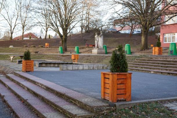 A Vasvár Úti Általános Iskola udvarát több fából készült virágláda és szeméttároló is díszíti.