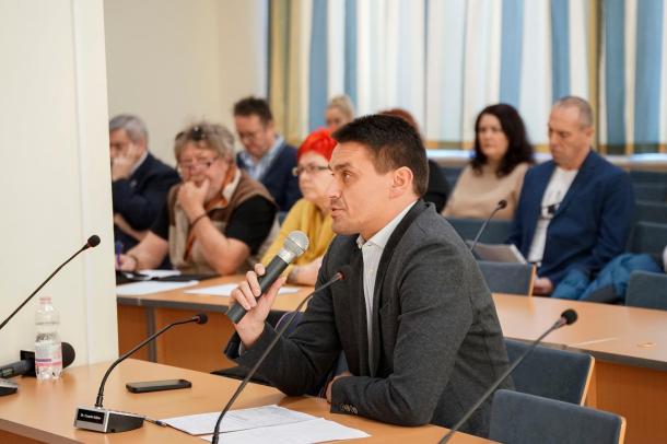 Dr. Csuzda Gábor, a Fidesz-KDNP frakcióvezetője felszólal a Pénzügyi és Gazdasági Bizottság ülésén.