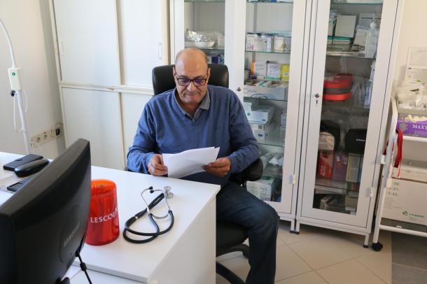 Dr. Sahin Fawaz várja betegét a rendelőben.