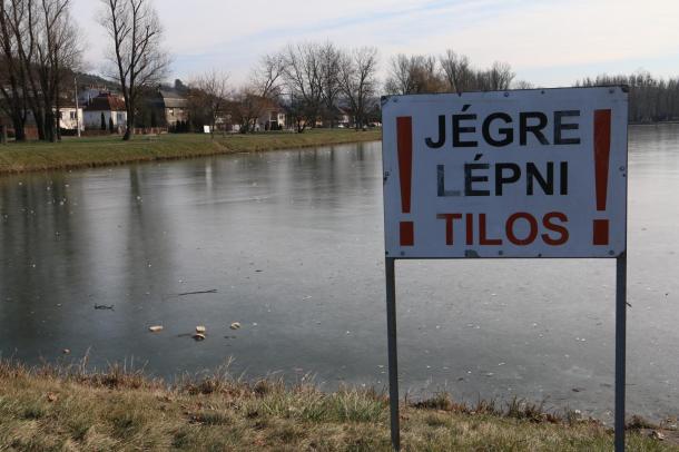 Jégre lépni tilos! táblák hivják fel a lakosság figyelmét a tó partján.