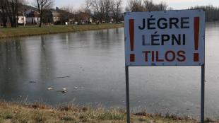 Jégre lépni tilos! táblák hivják fel a lakosság figyelmét a tó partján.
