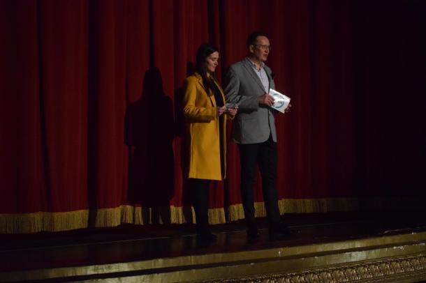 Fábián-Dobos Eszter művelődési ágazatvezető és Bukovinszky Zsolt az ÓMÉK ügyvezető igazgatója köszönti a vendégeket a Színházteremben.