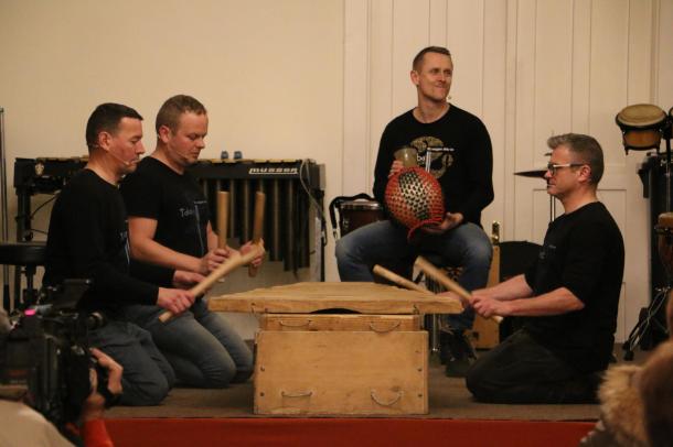 Különleges hangszereket is bemutattak a zenekar tagjai.