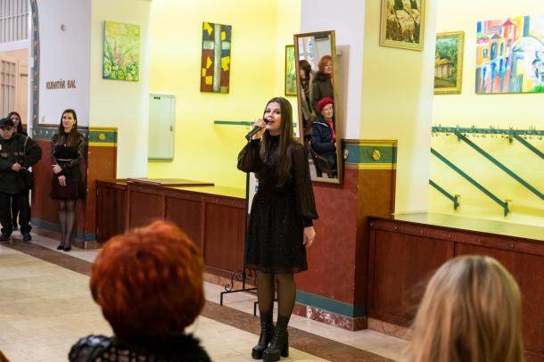 Rási Zorka, az ÓMI Zenész Színház egyik tagjának énekes produkciójával kezdődött az ünnepi megnyitó.