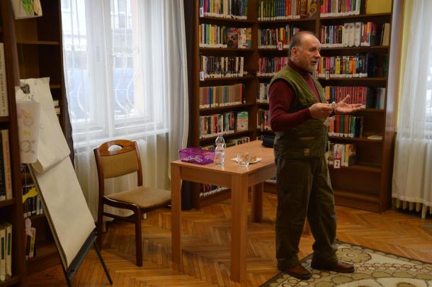 Demes Ferenc képzőművész beszélget a tanulókkal.