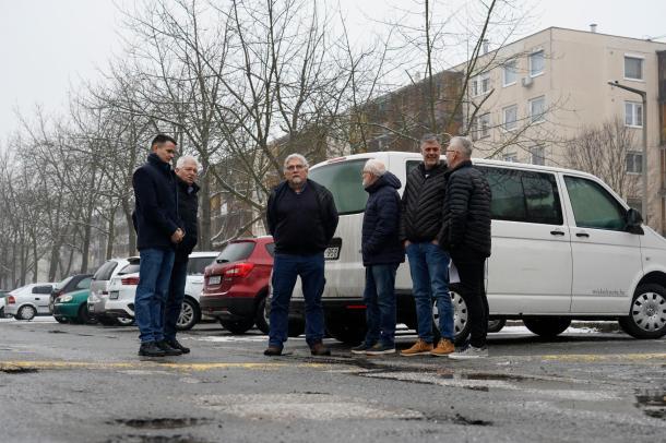 A bejárás résztvevői a Bolyki főút szervizútját nézik.