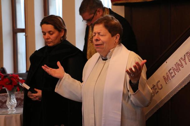 Tóth Melinda Anna evangélikus lelkész imádkozik.
