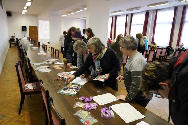 Regisztrálnak a rendezvényen résztvevők.