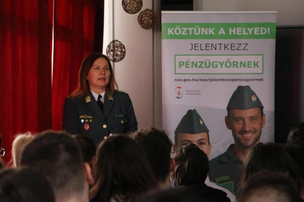 Magyar Melinda pénzügyőr ezredes köszöntötte a tanulókat.